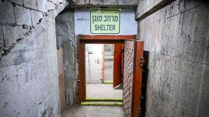 כניסה למקלט במרכז תל אביב | אבשלום ששוני, פלאש 90