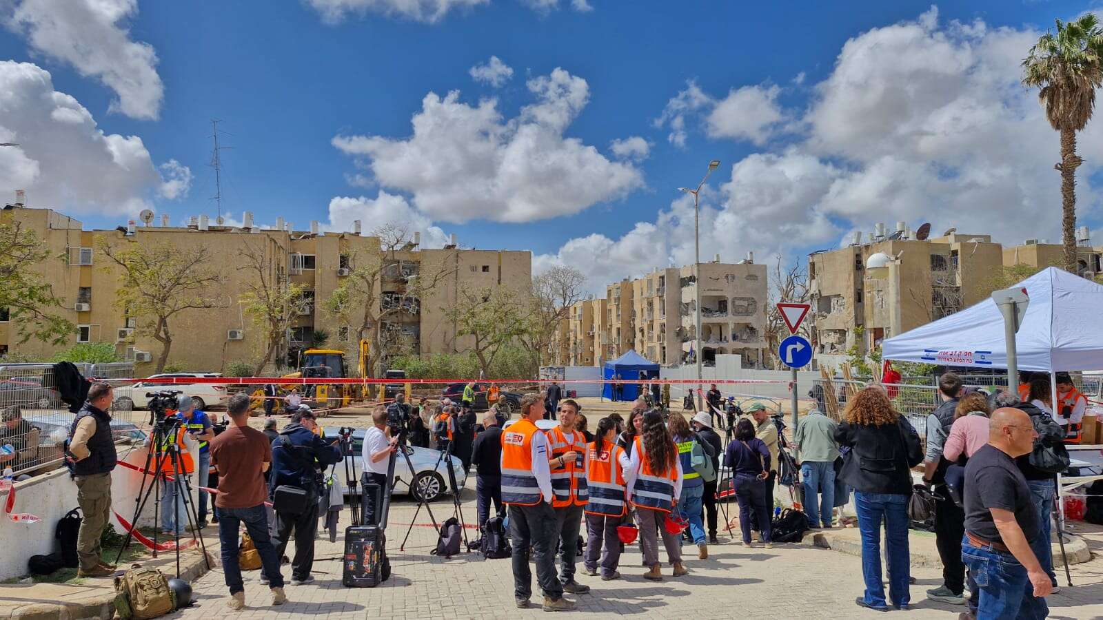 מתנדבים בזירת הנפילה בערד | השומר החדש