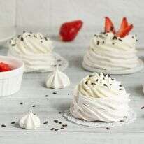 פבלובה עם שוקולד צ'יפס | שאטרסטוק