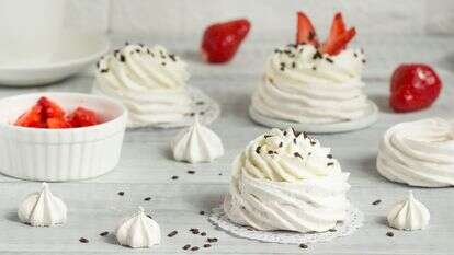 פבלובה עם שוקולד צ'יפס | שאטרסטוק