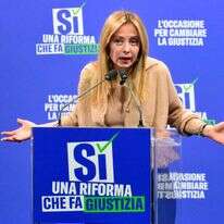 ראש ממשלת איטליה מלוני עם כרזת הקמפיין - שבו הפסידה במשאל העם | AFP