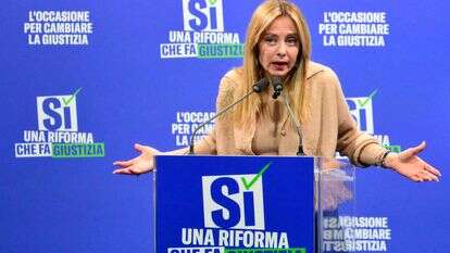 ראש ממשלת איטליה מלוני עם כרזת הקמפיין - שבו הפסידה במשאל העם | AFP