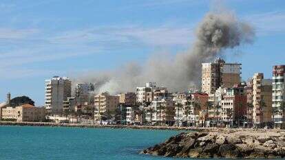 עשן מיתמר מתקיפה ישראלית בצור שבדרום לבנון | AFP