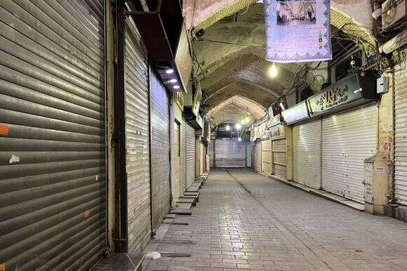 חנויות סגורות במהלך הפגנות בבזאר הראשי בן מאות השנים של טהרן, איראן | AP Photo/Vahid Salemi