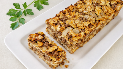 הילדים רעבים בחג? פשטידת בשר ממצות שנעלמת מהתבנית | Dall-E