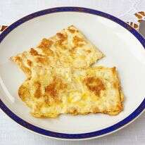 המציות הכי טעימות בעולם: לביבות מצה זהובות ופריכות | שאטרסטוק