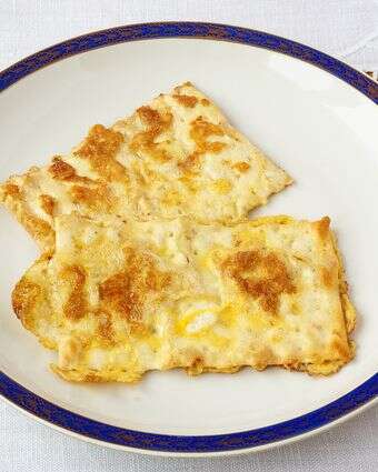 המציות הכי טעימות בעולם: לביבות מצה זהובות ופריכות | שאטרסטוק