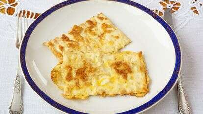 המציות הכי טעימות בעולם: לביבות מצה זהובות ופריכות | שאטרסטוק המציות הכי טעימות בעולם: לביבות מצה זהובות ופריכות | שאטרסטוק