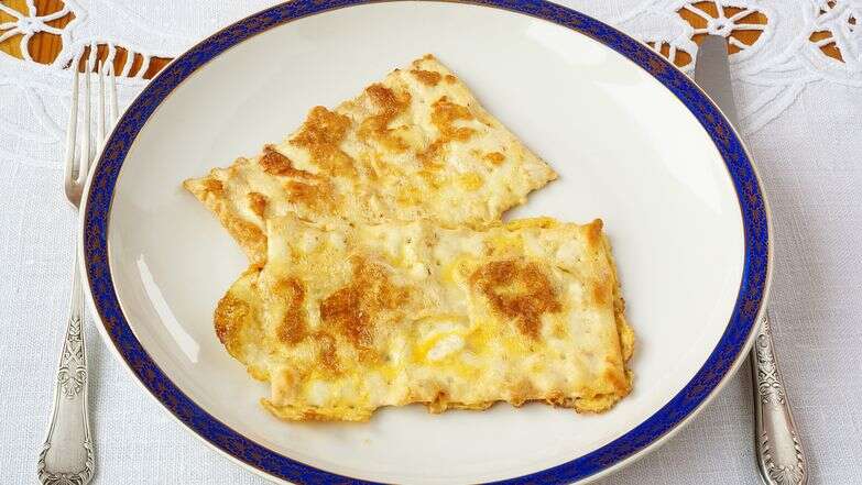 המציות הכי טעימות בעולם: לביבות מצה זהובות ופריכות | שאטרסטוק המציות הכי טעימות בעולם: לביבות מצה זהובות ופריכות | שאטרסטוק