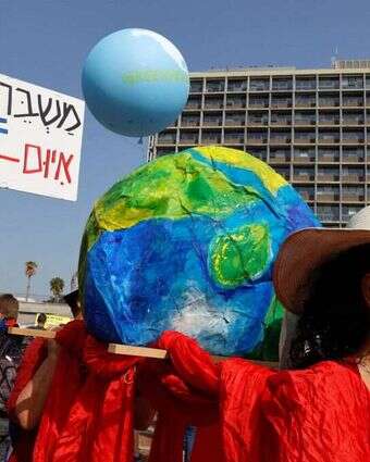 הפגנה למלחמה במשבר האקלים העולמי בתל אביב. | AFP