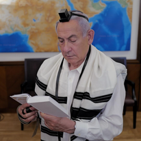 ראש הממשלה, בנימין נתניהו, מניח ביום הזיכרון ה'תשפ"ה את תפיליו של רס"ם במיל' יוסי הרשקוביץ הי"ד, שנפל ברצועת עזה במהלך המלחמה | עמוד הפייסבוק של בנימין נתניהו