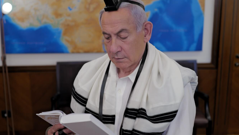 ראש הממשלה, בנימין נתניהו, מניח ביום הזיכרון ה'תשפ"ה את תפיליו של רס"ם במיל' יוסי הרשקוביץ הי"ד, שנפל ברצועת עזה במהלך המלחמה | עמוד הפייסבוק של בנימין נתניהו