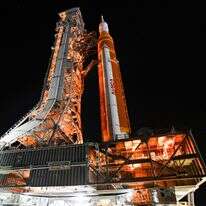 רטמיס II של נאס"א מגולגל מבניין הרכבת הרכב במרכז החלל קנדי של נאס"א ב-20 במרץ 2026 בקייפ קנוורל, פלורידה. רקטת SLS (מערכת שיגור לחלל) וחללית אוריון, המשולבת על ידי נאס"א, עבור משימת ארטמיס II, מגולגלות למשטח השיגור 39B לקראת המשימה בת 10 הימים המתוכננת לאפריל 2026, שתעביר את הצוות סביב הירח וחזרה לכדור הארץ | Miguel J. Rodriguez Carrillo / GETTY IMAGES NORTH AMERICA / Getty Images via AFP רטמיס II של נאס"א מגולגל מבניין הרכבת הרכב במרכז החלל קנדי של נאס"א ב-20 במרץ 2026 בקייפ קנוורל, פלורידה. רקטת SLS (מערכת שיגור לחלל) וחללית אוריון, המשולבת על ידי נאס"א, עבור משימת ארטמיס II, מגולגלות למשטח השיגור 39B לקראת המשימה בת 10 הימים המתוכננת לאפריל 2026, שתעביר את הצוות סביב הירח וחזרה לכדור הארץ | Miguel J. Rodriguez Carrillo / GETTY IMAGES NORTH AMERICA / Getty Images via AFP