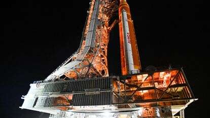 רטמיס II של נאס"א מגולגל מבניין הרכבת הרכב במרכז החלל קנדי ​​של נאס"א ב-20 במרץ 2026 בקייפ קנוורל, פלורידה. רקטת SLS (מערכת שיגור לחלל) וחללית אוריון, המשולבת על ידי נאס"א, עבור משימת ארטמיס II, מגולגלות למשטח השיגור 39B לקראת המשימה בת 10 הימים המתוכננת לאפריל 2026, שתעביר את הצוות סביב הירח וחזרה לכדור הארץ | Miguel J. Rodriguez Carrillo / GETTY IMAGES NORTH AMERICA / Getty Images via AFP