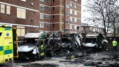 זירת הצתת האמבולנסים בלונדון | AFP זירת הצתת האמבולנסים בלונדון | AFP