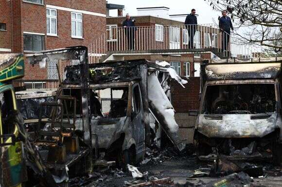 זירת הצתת האמבולנסים בלונדון | AFP זירת הצתת האמבולנסים בלונדון | AFP