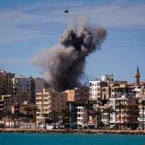 ענן עשן ורסיס בטון עולים מאתר תקיפה אווירית הישראלית בפאתי צור, בדרום לבנון, ב-24 במרץ 2026 | AFP