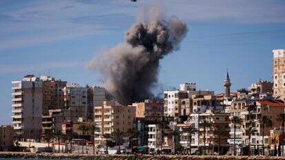 ענן עשן ורסיס בטון עולים מאתר תקיפה אווירית הישראלית בפאתי צור, בדרום לבנון, ב-24 במרץ 2026 | AFP