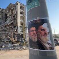 ישראל מוקפת באויבים המחזיקים באידיאולוגיות קיצוניות. תמונותיהם של חומייני ונסראללה על רקע הריסות בביירות, לפני שבועיים | איי.פי