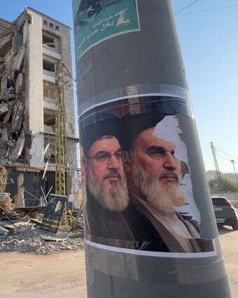 ישראל מוקפת באויבים המחזיקים באידיאולוגיות קיצוניות. תמונותיהם של חומייני ונסראללה על רקע הריסות בביירות, לפני שבועיים | איי.פי