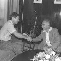 לראות את האדם שמעבר למחנה הפוליטי. עמוס עוז ויצחק שמיר במשרד ראש הממשלה, 1984 | חנניה הרמן, לע"מ