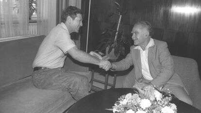 לראות את האדם שמעבר למחנה הפוליטי. עמוס עוז ויצחק שמיר במשרד ראש הממשלה, 1984 | חנניה הרמן, לע"מ