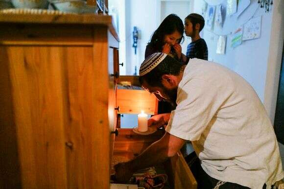 בדיקת חמץ | Michael Giladi/Flash90