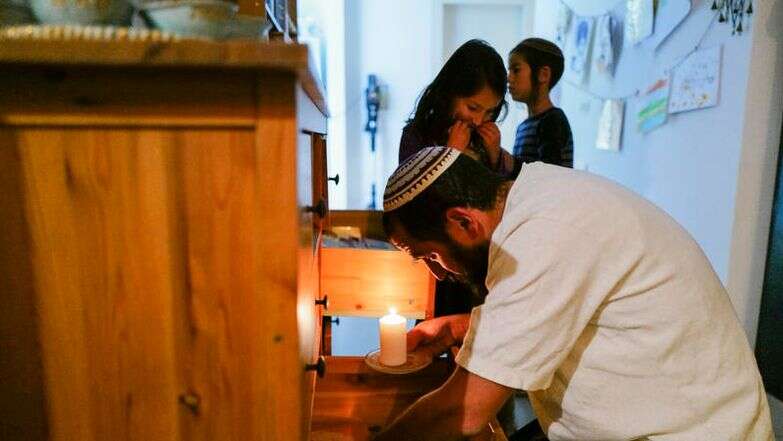 בדיקת חמץ | Michael Giladi/Flash90