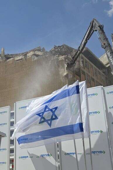 הריסת הבניין בסורוקה שנפגע מהטיל האיראני | דוברות סורוקה הריסת הבניין בסורוקה שנפגע מהטיל האיראני | דוברות סורוקה