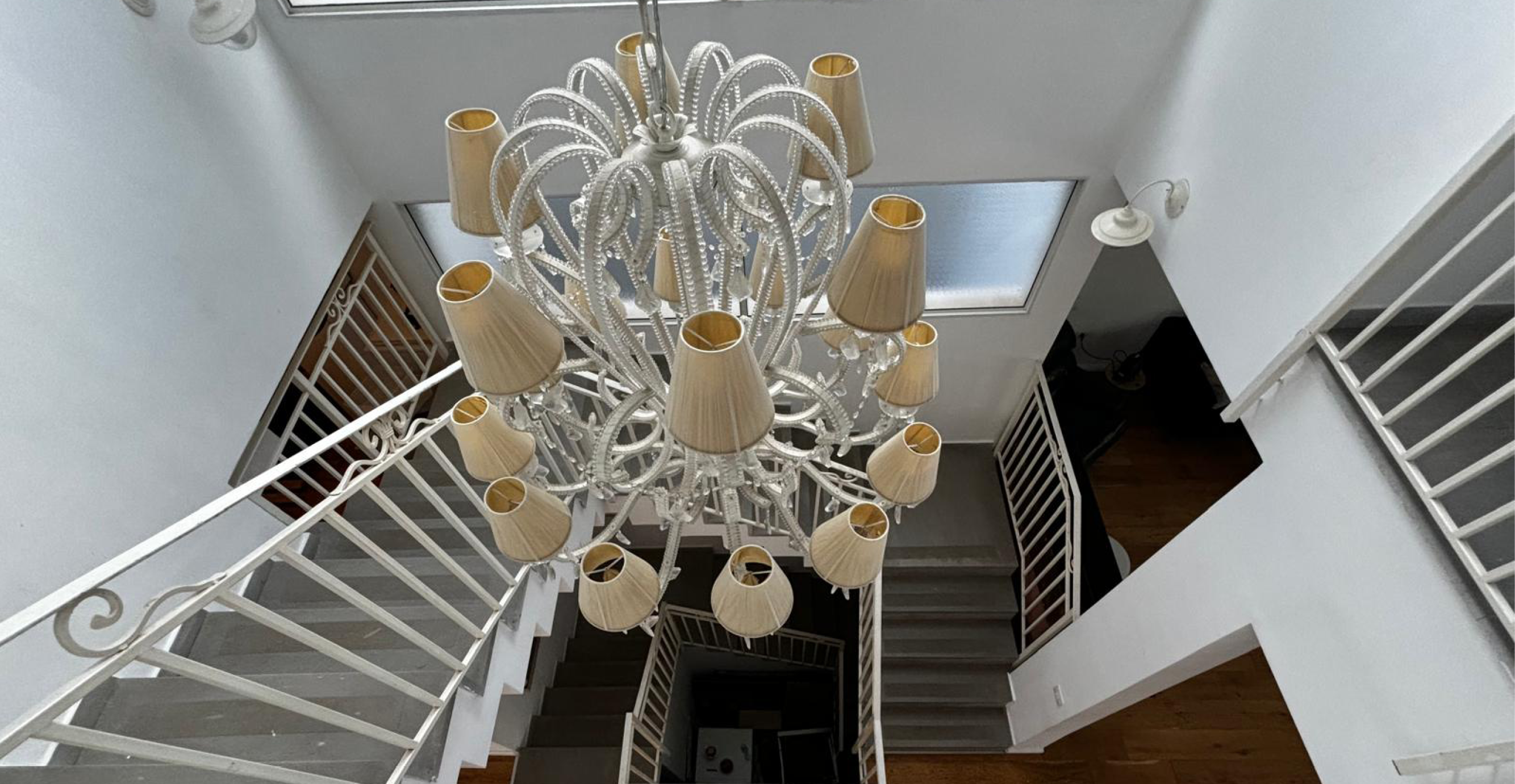 חדר המדרגות לפני | ללא חדר המדרגות לפני | ללא