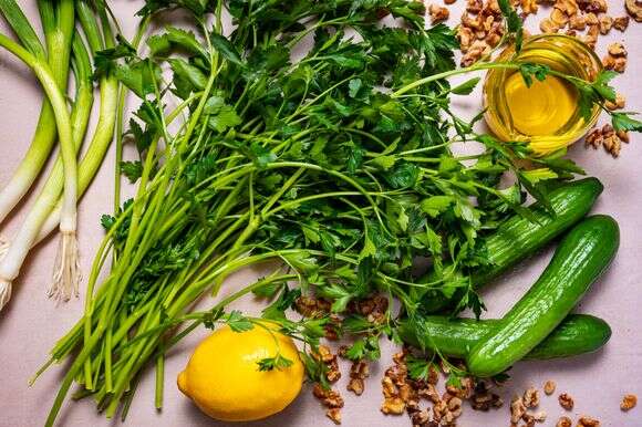 במקום חסה, הפכו את הפטרוזיליה לכוכבת בסלט | סקוט סוצ'מן; עיצוב אוכל מאת ליסה צ'רקסקי, וושינגטון פוסט