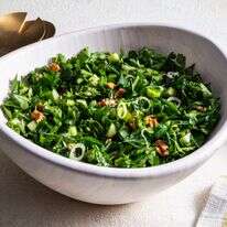 סלט פטרוזיליה עם מלפפון ואגוזי מלך | סקוט סוצ'מן; עיצוב אוכל מאת ליסה צ'רקסקי, וושינגטון פוסט