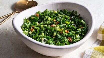 סלט פטרוזיליה עם מלפפון ואגוזי מלך | סקוט סוצ'מן; עיצוב אוכל מאת ליסה צ'רקסקי, וושינגטון פוסט