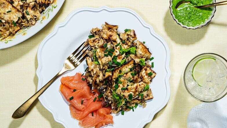 מצה ברי עם דג; מצה ברי יכולה לשמש כבסיס לתוספות טעימות. | סקוט סוצ'מן עבור הוושינגטון פוסט. מצה ברי עם דג; מצה ברי יכולה לשמש כבסיס לתוספות טעימות. | סקוט סוצ'מן עבור הוושינגטון פוסט.