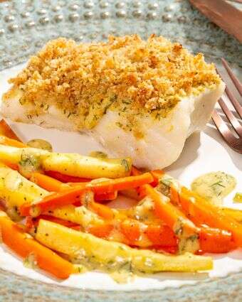 דג בציפוי חזרת עם גזרים, פטרוזיליה וזילוף חרדל-שמיר | לורה צ'ייס דה פורמיני עבור הוושינגטון פוסט