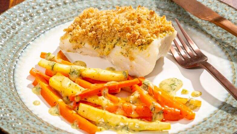 דג בציפוי חזרת עם גזרים, פטרוזיליה וזילוף חרדל-שמיר | לורה צ'ייס דה פורמיני עבור הוושינגטון פוסט