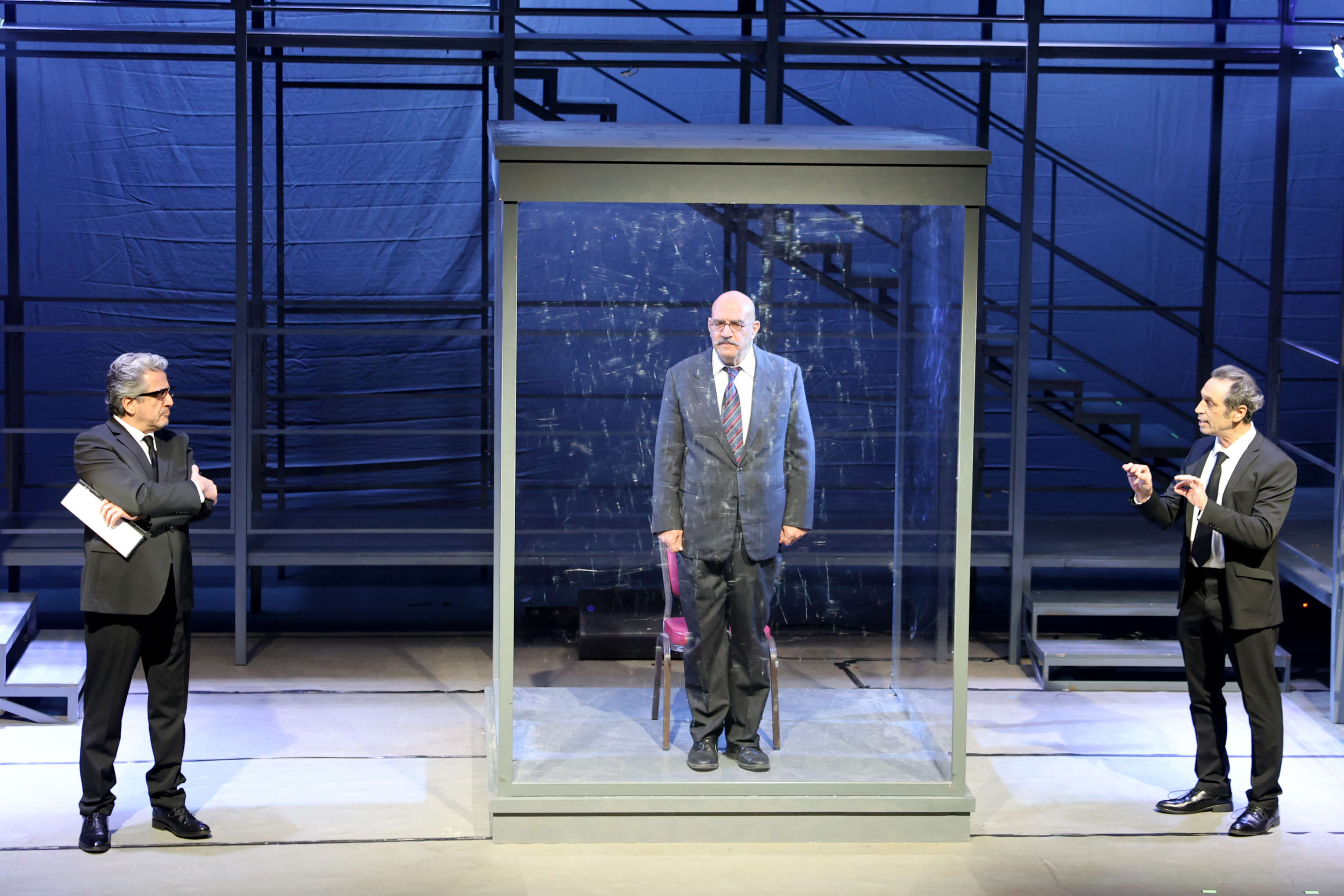 אייכמן בתא הסגור בהצגה | איציק בירן אייכמן בתא הסגור בהצגה | איציק בירן