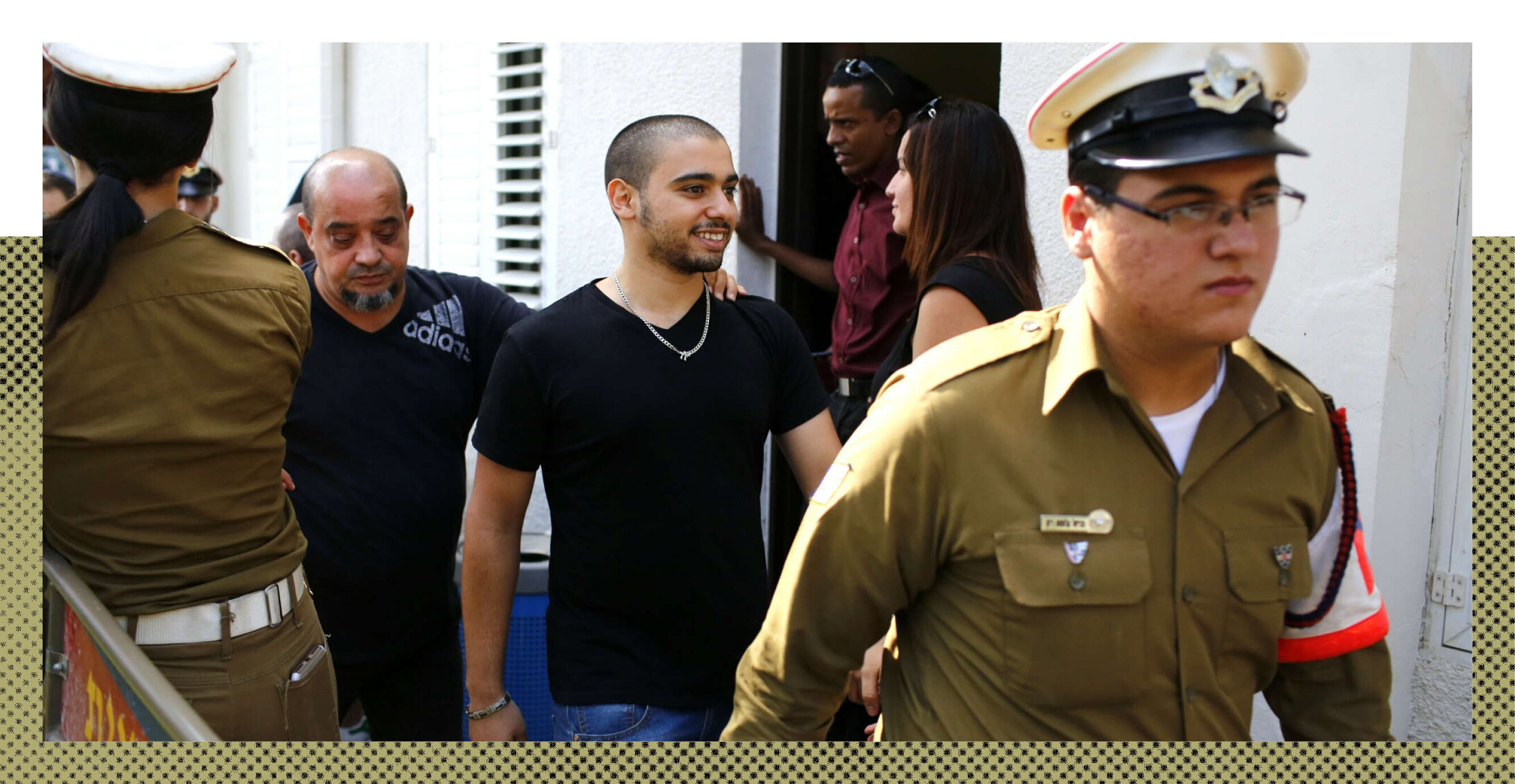 "עשר שנים הוא סוחב רישום פלילי בגלל אירוע שקרה בזירה מבצעית". אזריה עם אביו, 2017 | אבישג שאר־ישוב