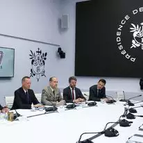 נשיא צרפת עמנואל מקרון (משמאל), ראש המטה הצבאי של נשיא הרפובליקה וינסנט ז'ירו (שניים משמאל) ויועץ דיפלומטי לנשיא עמנואל בון (שלישי משמאל), מובילים ועידת וידאו של מנהיגי ה-G7 כדי לדון בהשלכות המלחמה באיראן על הכלכלה העולמית | גונזלו פואנטס / POOL / AFP