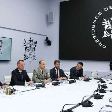 נשיא צרפת עמנואל מקרון (משמאל), ראש המטה הצבאי של נשיא הרפובליקה וינסנט ז'ירו (שניים משמאל) ויועץ דיפלומטי לנשיא עמנואל בון (שלישי משמאל), מובילים ועידת וידאו של מנהיגי ה-G7 כדי לדון בהשלכות המלחמה באיראן על הכלכלה העולמית | גונזלו פואנטס / POOL / AFP