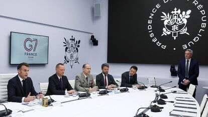 נשיא צרפת עמנואל מקרון (משמאל), ראש המטה הצבאי של נשיא הרפובליקה וינסנט ז'ירו (שניים משמאל) ויועץ דיפלומטי לנשיא עמנואל בון (שלישי משמאל), מובילים ועידת וידאו של מנהיגי ה-G7 כדי לדון בהשלכות המלחמה באיראן על הכלכלה העולמית | גונזלו פואנטס / POOL / AFP נשיא צרפת עמנואל מקרון (משמאל), ראש המטה הצבאי של נשיא הרפובליקה וינסנט ז'ירו (שניים משמאל) ויועץ דיפלומטי לנשיא עמנואל בון (שלישי משמאל), מובילים ועידת וידאו של מנהיגי ה-G7 כדי לדון בהשלכות המלחמה באיראן על הכלכלה העולמית | גונזלו פואנטס / POOL / AFP