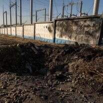 תמונה של מכתש לאחר הפגזה ליד תחנת כוח בבלגורוד | אנדריי בורודולין / AFP