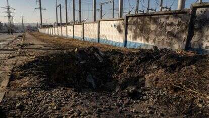 תמונה של מכתש לאחר הפגזה ליד תחנת כוח בבלגורוד | אנדריי בורודולין / AFP