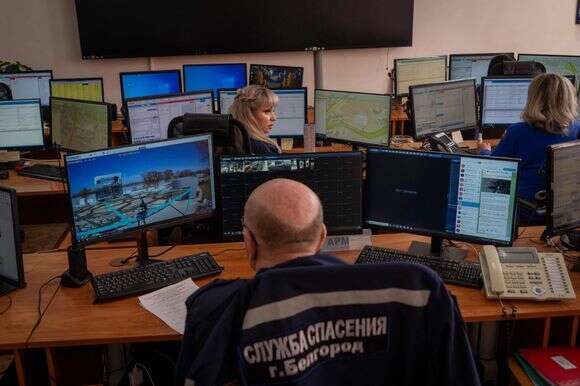 מומחים עובדים במרכז השיחות של יחידת תגובת החירום בבלגורוד, העיר המרכזית במחוז בלגורוד המערבי של רוסיה הגובל באוקראינה, ב-12 במרץ 2026, על רקע הסכסוך הרוסי-אוקראיני המתמשך | אנדריי בורודולין / AFP