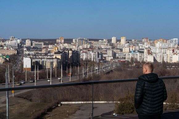 נקודת תצפית המשקיפה על בלגורוד, העיר המרכזית במחוז בלגורוד המערבי של רוסיה הגובל באוקראינה, ב-12 במרץ 2026, על רקע הסכסוך הרוסי-אוקראיני המתמשך | אנדריי בורודולין / AFP