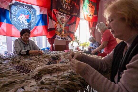 מתנדבים מכינים רשתות הסוואה בבלגורוד, העיר המרכזית במחוז בלגורוד המערבי של רוסיה הגובל באוקראינה, ב-12 במרץ 2026, על רקע הסכסוך הרוסי-אוקראיני המתמשך | אנדריי בורודולין / AFP