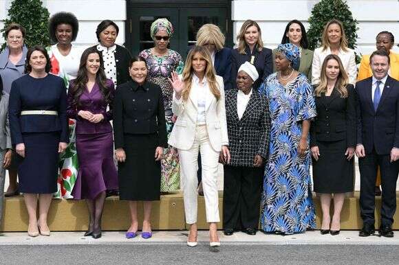 הגברת הראשונה של ארה"ב, מלניה טראמפ (בצד שמאל), מצטלמת לתמונה משפחתית עם בני זוג של מנהיגי עולם במהלך פגישת ההשבעה של הקואליציה הגלובלית "טיפוח העתיד יחד" בבית הלבן בוושינגטון הבירה | Oliver Contreras / AFP