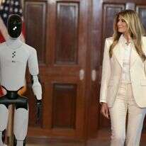 הגברת הראשונה של ארה"ב, מלניה טראמפ, הולכת עם רובוט דמוי אדם כשהיא מגיעה לפסגת הקואליציה העולמית "טיפוח העתיד יחד" בחדר המזרחי של הבית הלבן בוושינגטון הבירה | Oliver Contreras / AFP