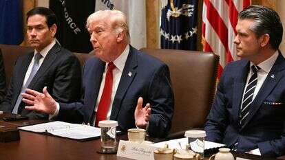 שר ההגנה פיט הגסת', נשיא ארה"ב טראמפ ומזכיר המדינה מרקו רוביו בישיבת הקבינט האמריקני, מרץ 26' | AFP