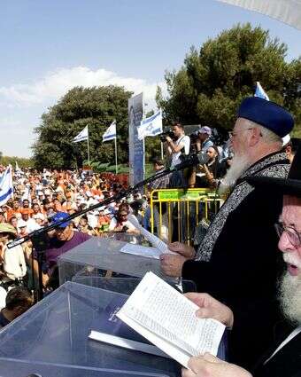 הרב אברהם שפירא והרב מרדכי אליהו בהפגנה נגד תוכנית ההתנתקות (2004) | עמוס בן גרשום, לע"מ